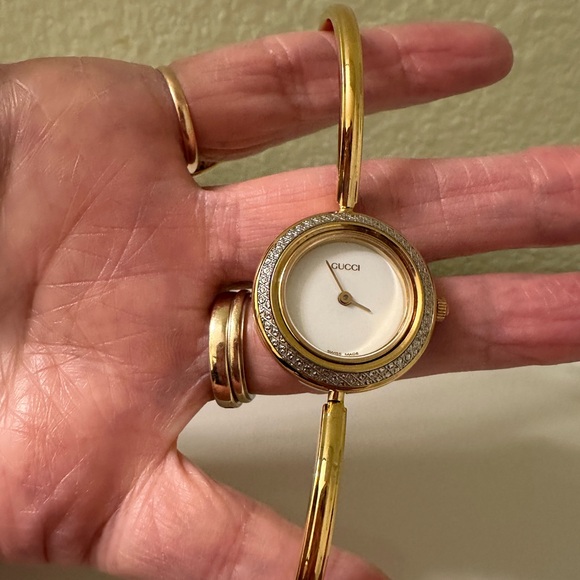 Near Mint~Gucci Interchangeable Bezel Watch W/Diamond Cut Bezel, Box, & Papers - Picture 6 of 16
